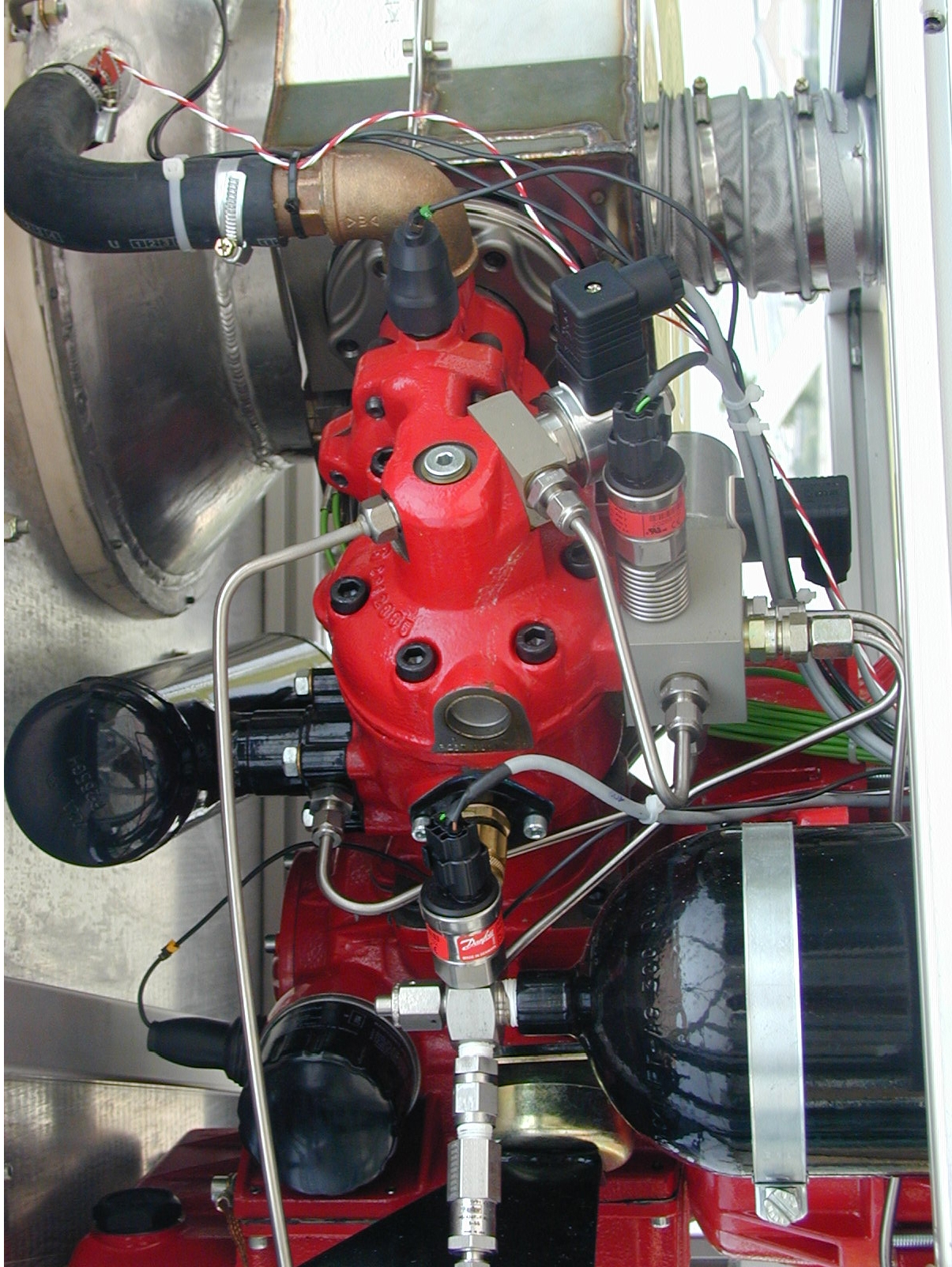 Side view of the V161 Stirling motor lodged inside the power unit package of the Eurodish system